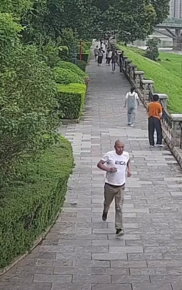 3G配资 奔向河边救下落水女子和孩子，热心大哥你是谁？_大皖新闻 | 安徽网