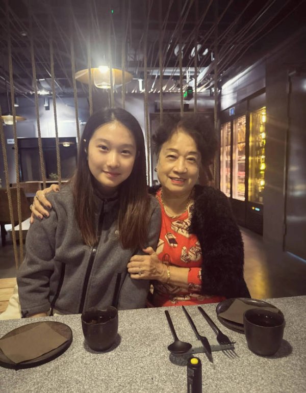 易配宝 马伊琍大女儿晒与姥姥合照显乖巧！长得像爸爸文章