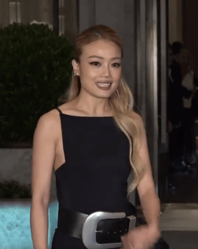 容祖儿回应与成龙误会！称成龙摸其后背是捕风捉影