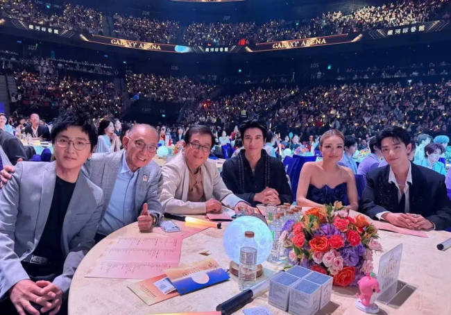 容祖儿回应与成龙误会！称成龙摸其后背是捕风捉影